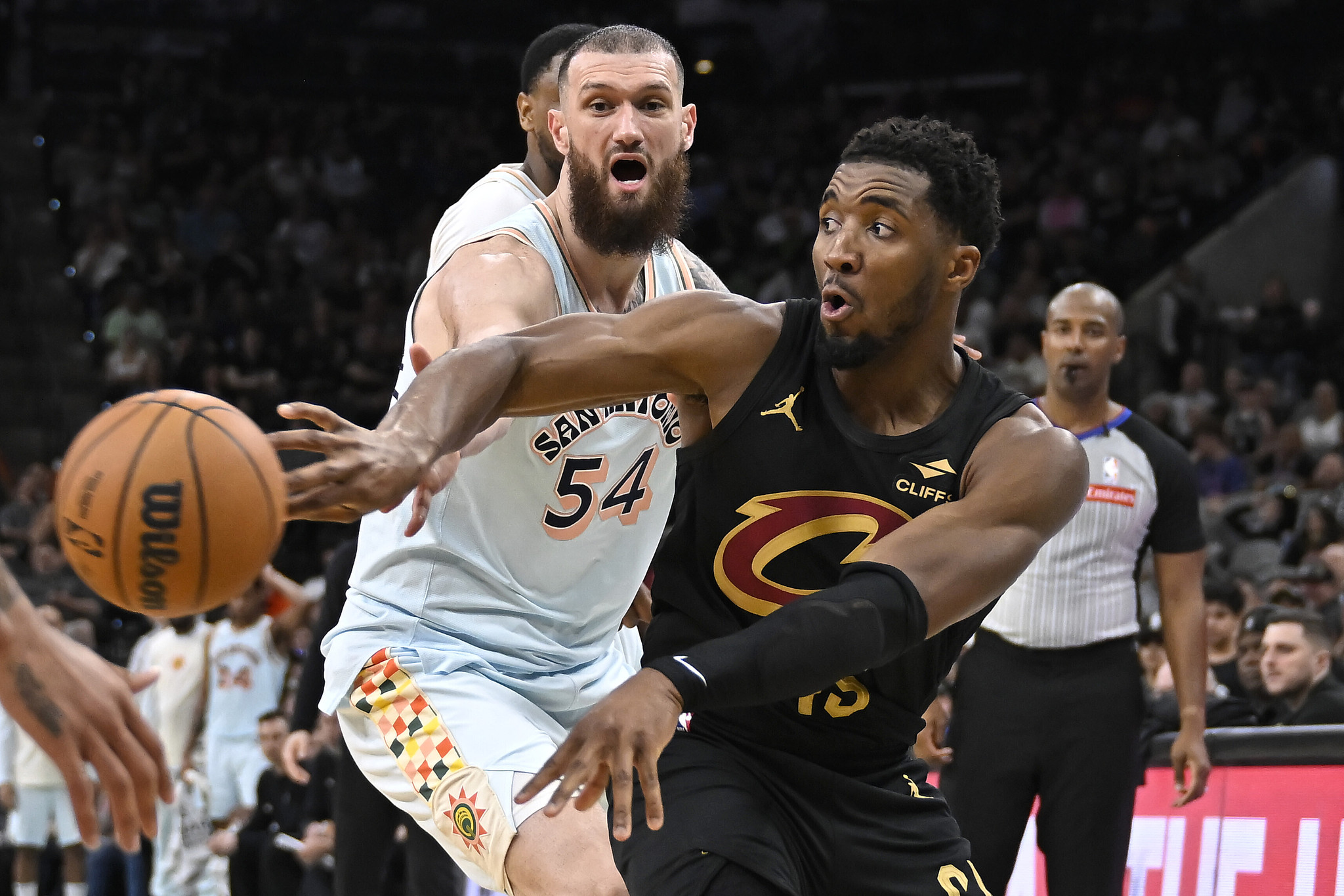 关于鹈鹕绝杀雄鹿B队，米切尔打破历史纪录的信息