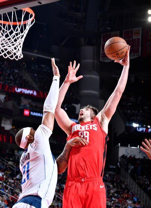 雄鹿绝杀鹈鹕，武切维奇状态火热的简单介绍