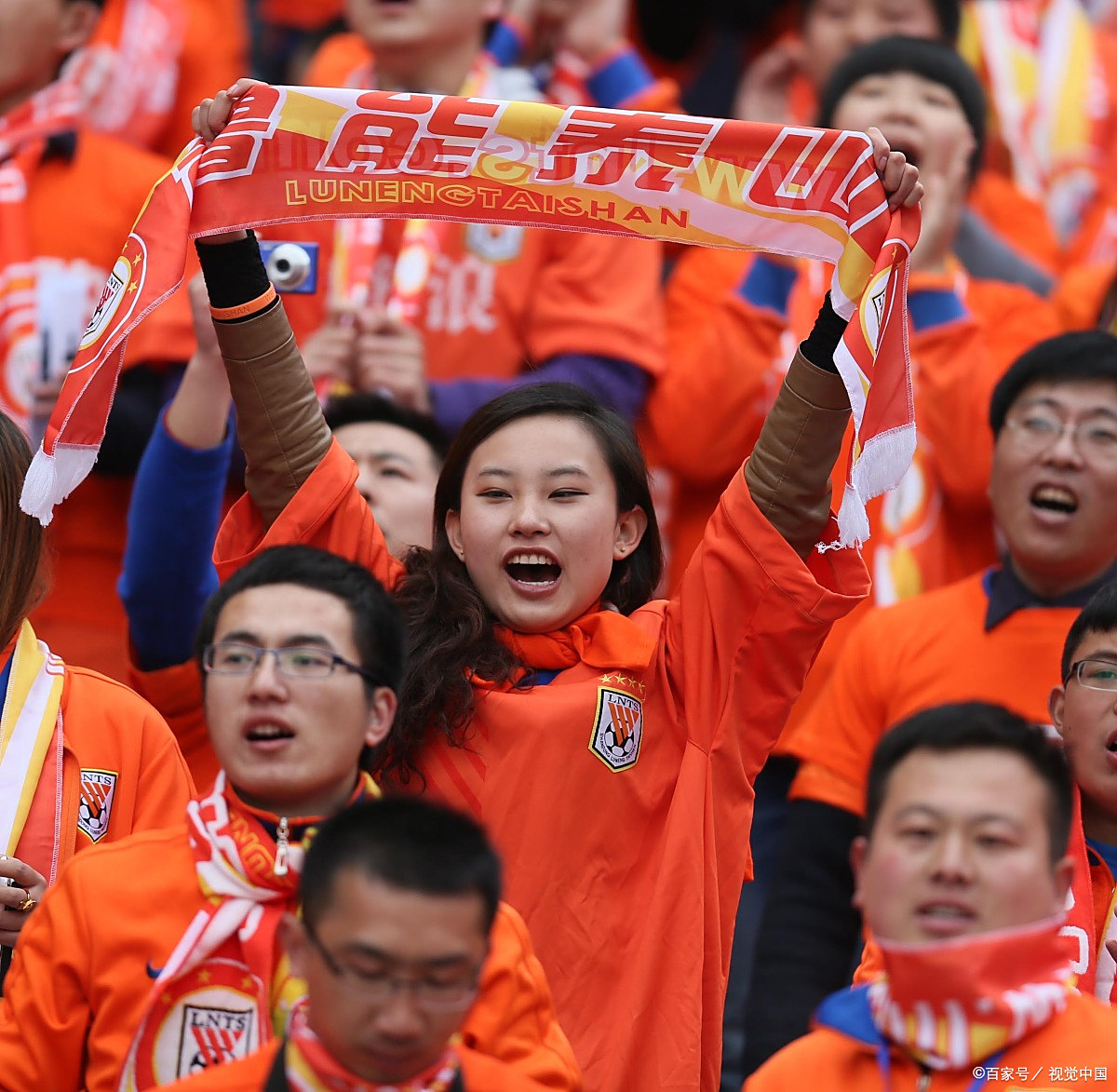 联赛临时更换球场，球迷纷纷表示期待