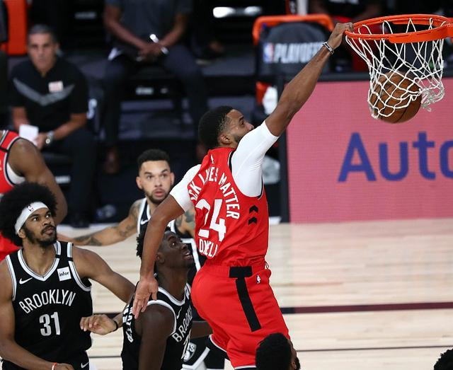 关于卫冕冠军受到强劲挑战，艰难防守的信息