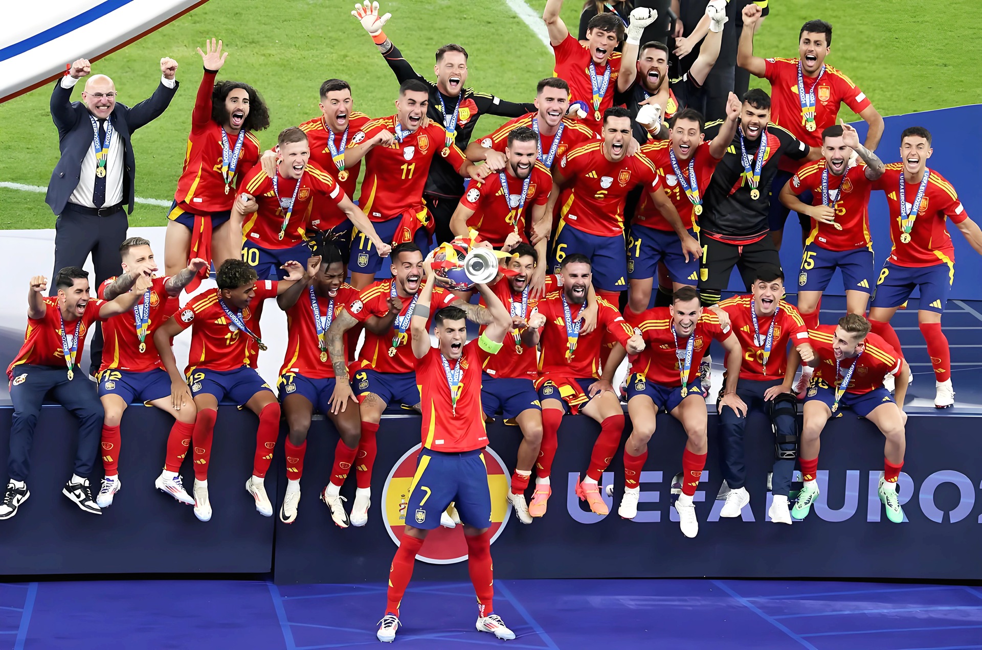 包含克罗托内球迷望新赛季连胜，看好球队夺冠的词条