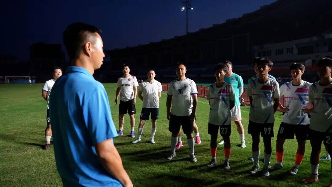 球队训练场上积极训练，期待新赛季
