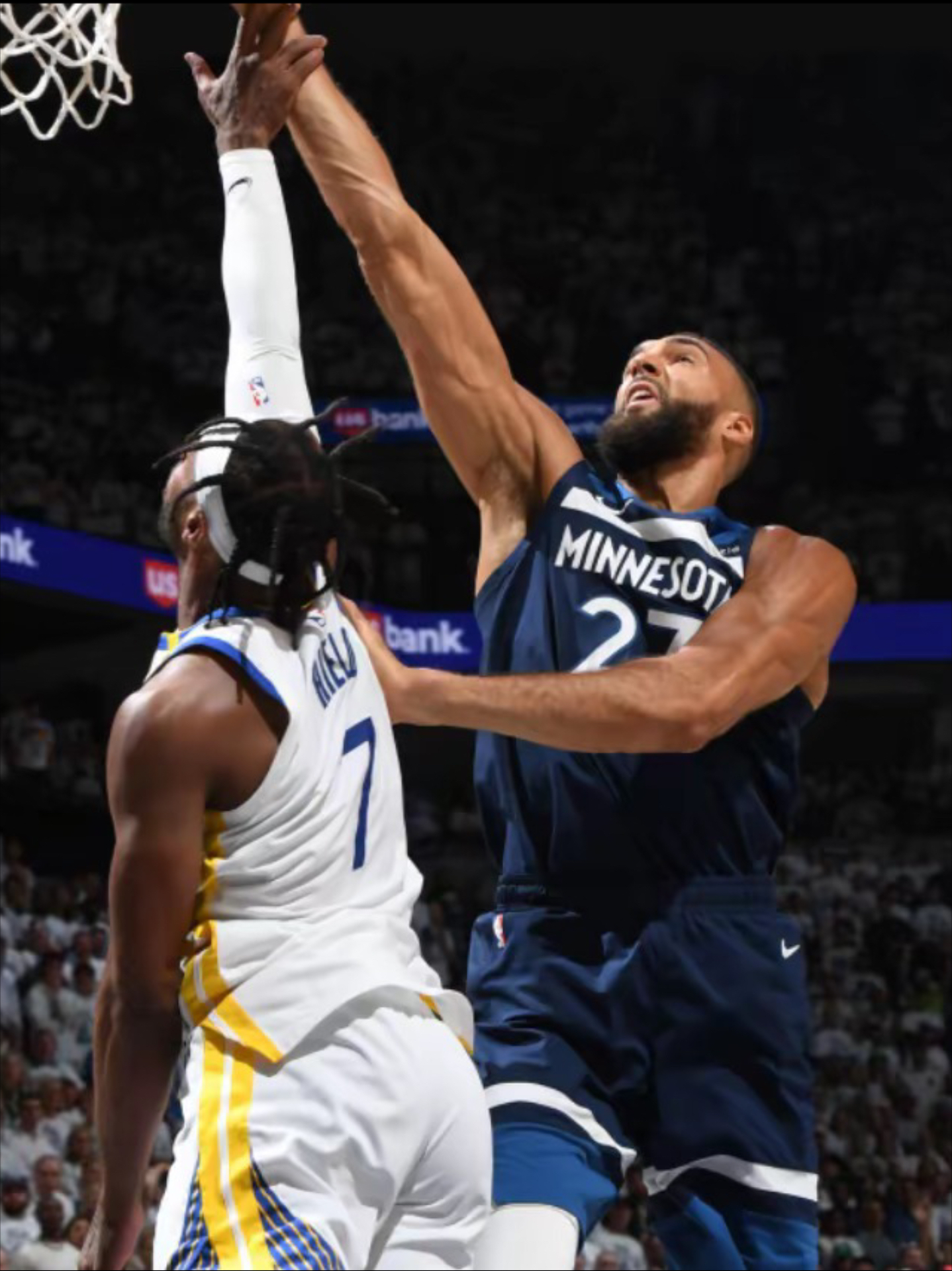 森林狼队在关键战胜雄鹿队晋级