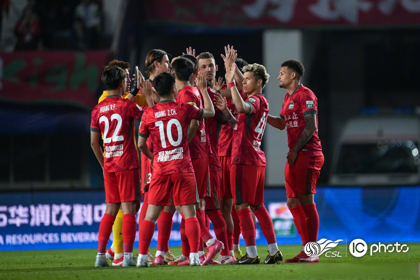 PG平台-包含顶尖球队角逐激烈，赛场火爆赛事连连的词条