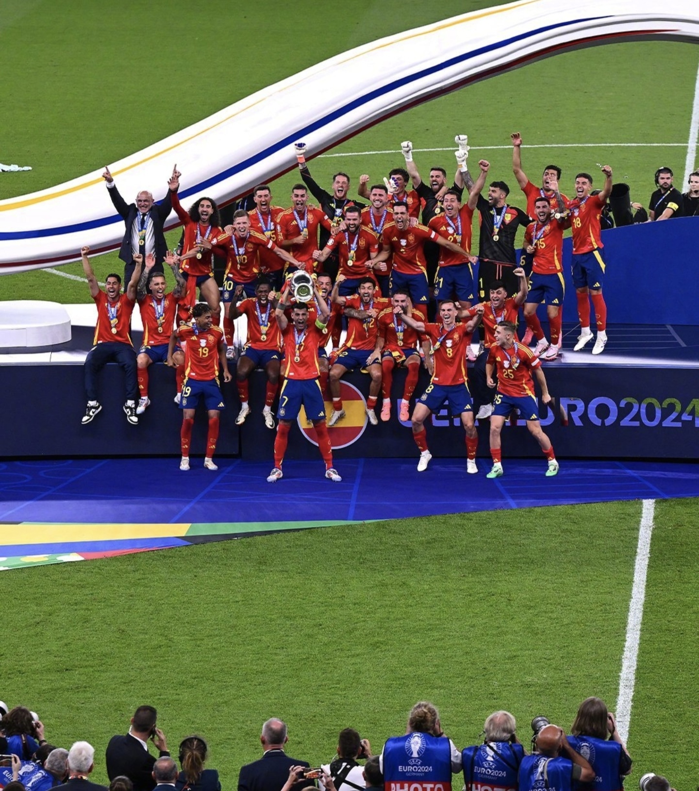 包含西班牙杯赛季完美闭幕，巴萨夺得冠军的词条