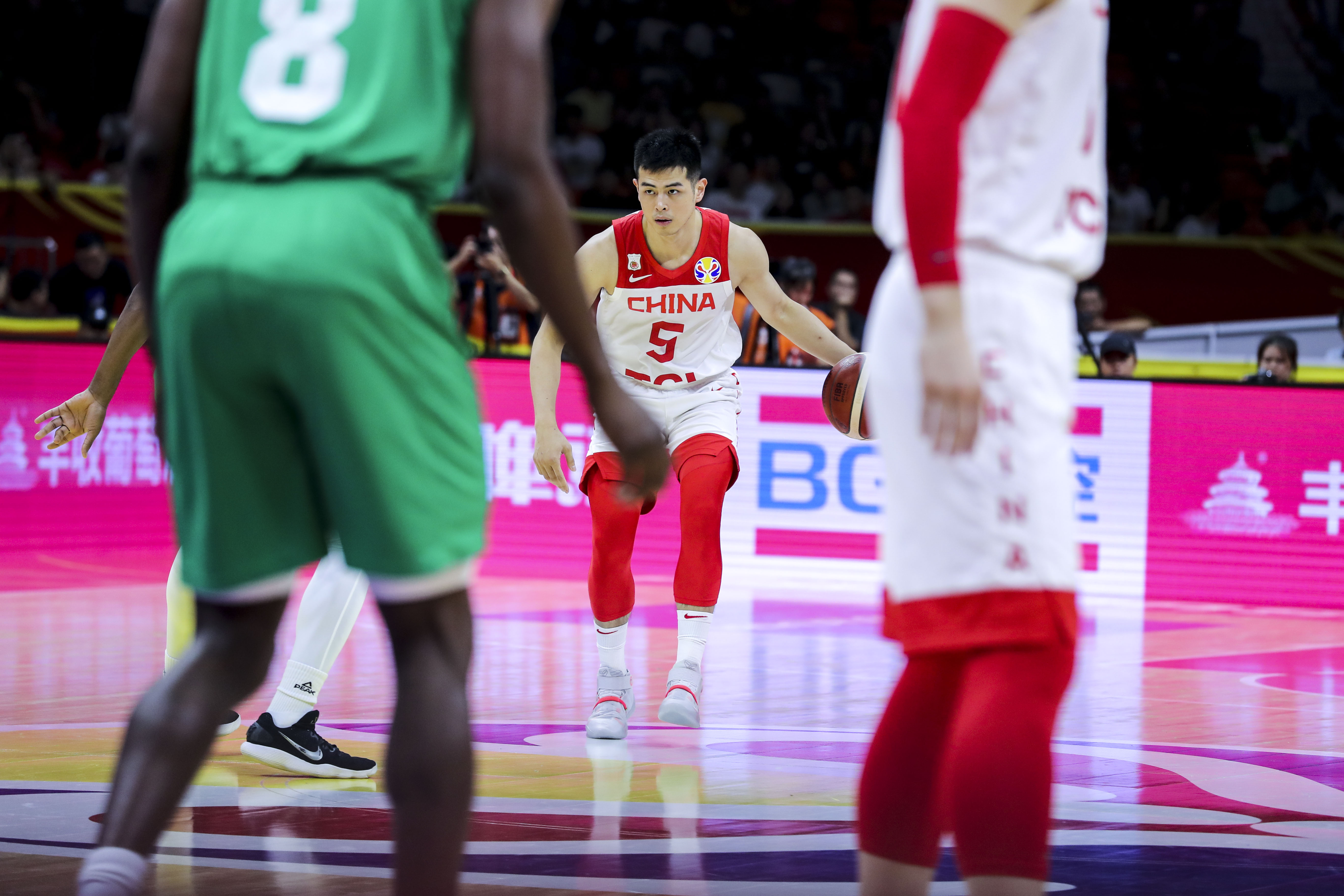 包含尼日利亚男篮险胜黄蜂，欧文制霸全场的词条