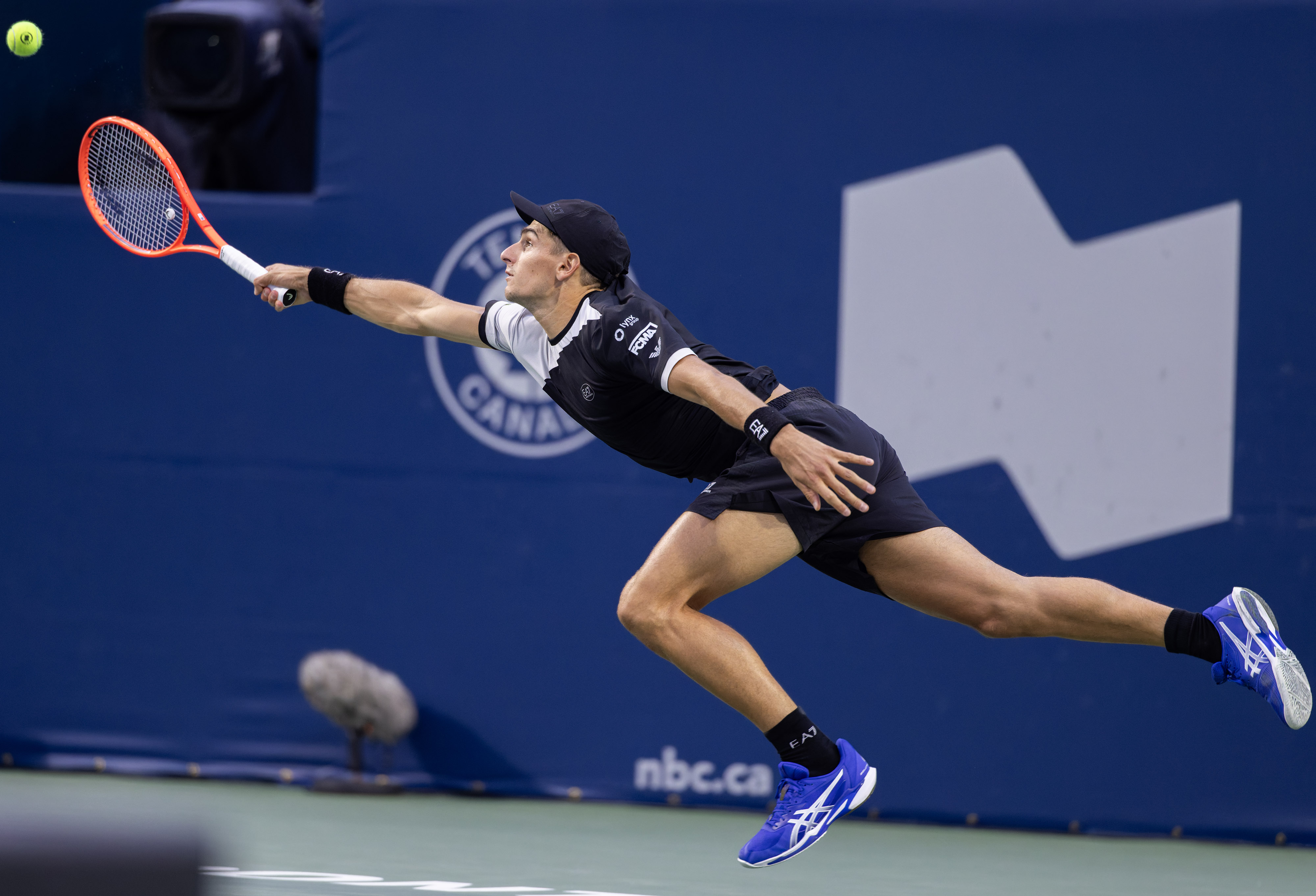 英国网球队完胜澳大利亚网球队，兹维列夫关键制胜的简单介绍